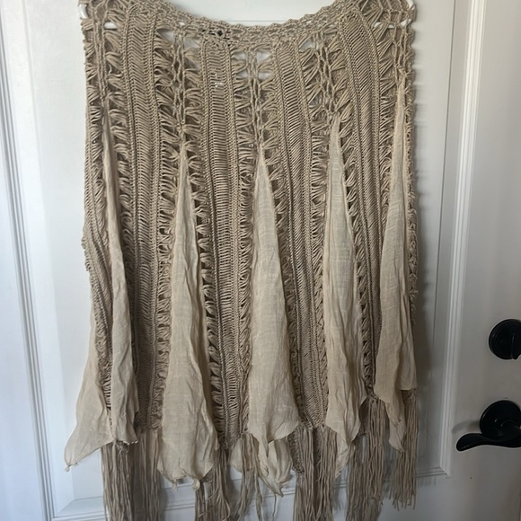 NWT. Coco & Carmen tan and cream, crochet bohemian poncho with tassels. - Picture 5 of 7